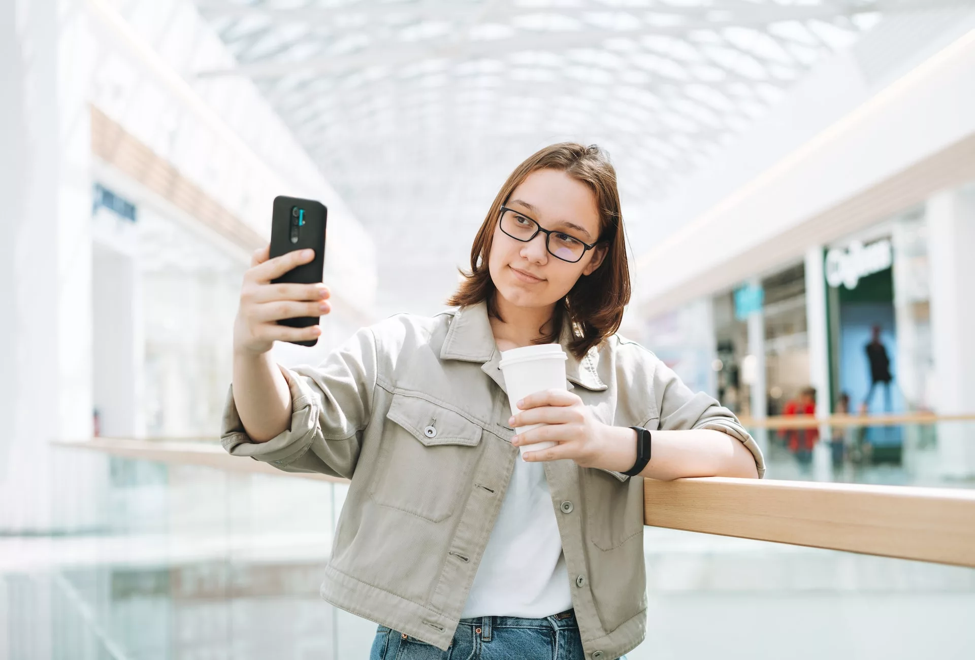 girl holding phone in airport